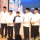 Jakarta, Bimas Islam — Kementerian Agama (Kemenag) memberi penghargaan kepada Najmi Alvaro, qari cilik asal Kalimantan Tengah yang meraih juara pertama pada ajang Musabaqah Tilawatil Qur’an (MTQ) Internasional Tijan Annour 2025 di Qatar. Penghargaan senilai Rp25 juta tersebut diserahkan langsung oleh Menteri Agama, Nasaruddin Umar, dalam kegiatan Halalbihalal Kemenag di Jakarta, Rabu (8/4/2025). Direktur Jenderal Bimbingan Masyarakat Islam, Abu Rokhmad, mengapresiasi pencapaian Najmi yang baru berusia 12 tahun. Ia menilai keberhasilan tersebut menunjukkan tingginya minat generasi muda Indonesia terhadap Al-Qur’an. “Ini bukti bahwa kita memiliki generasi yang terus mencintai Al-Qur'an. Najmi adalah salah satu cerminan generasi tersebut yang membawa harum nama bangsa di kancah internasional,” ujar Abu kepada wartawan, Kamis (10/4/2025). Abu berharap prestasi Najmi dapat dipromosikan secara luas kepada masyarakat. Ia menekankan bahwa bentuk apresiasi seperti ini tidak hanya menghargai individu, tetapi juga memperkuat citra positif Indonesia di mata dunia. “Kita perlu memberi tahu publik bahwa mereka berprestasi, dan patut menjadi contoh inspiratif melalui Al-Qur'an. Ini bukan hanya untuk mereka, tetapi juga untuk menunjukkan kepada dunia bahwa Indonesia memiliki kader luar biasa di bidang Al-Qur’an,” katanya. Menurut Abu, penghargaan ini merupakan wujud komitmen pemerintah dalam melestarikan seni membaca dan menghafal Al-Qur’an. “Semangat para qari dan qariah kita patut menjadi inspirasi bagi semua pihak agar terus berkontribusi mengharumkan nama bangsa,” tandasnya.