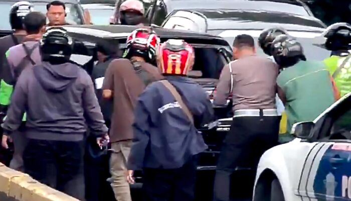 Nekat Lawan Arus di Gunung Sahari, Mobil Calya Dirusak Massa Usai Tabrak Sejumlah Kendaraan