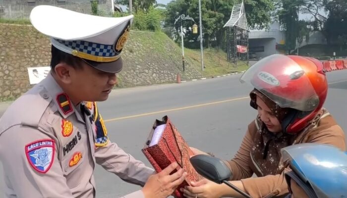 Bagi-Bagi Helm dan Mainan Gratis, Polres Purwakarta Beri Edukasi Keselamatan Anak Sejak Dini